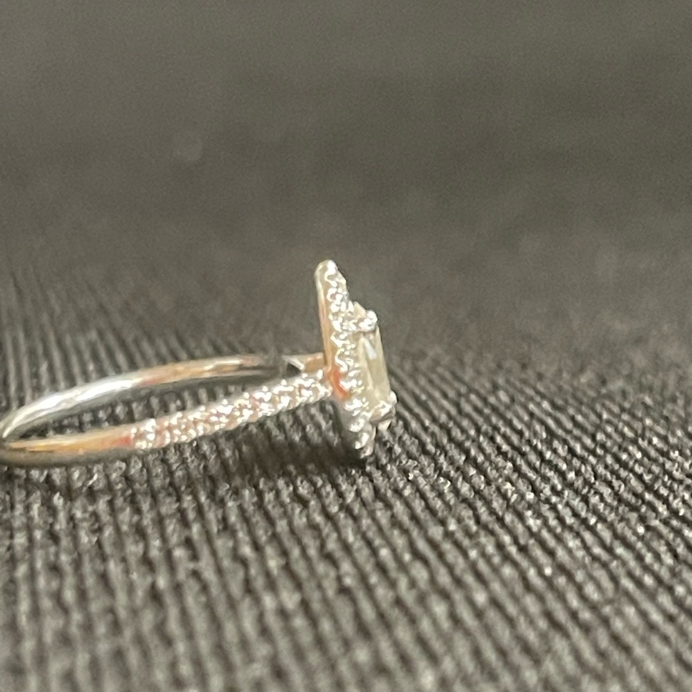pear shaped engagement ring